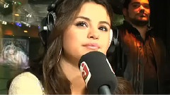 La Cohue Pour Selena Gomez Devant NRJ