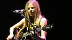 Avril Lavigne - Everybody Hurts Black Star Tour