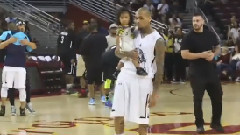 克里斯布朗带他的女儿打篮球