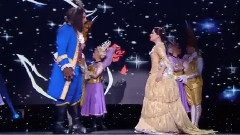 La troupe de la Belle et la Bete chante