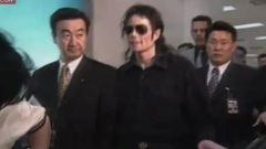 Michael Jackson Walking Through The Airport