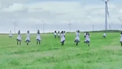 大草原でダンス