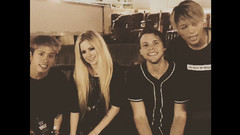 Avril Lavigne,5 Seconds of Summer,ONE OK ROCK - 艾薇儿和妹妹Michelle在5 SOS和OOR的演唱会(Toronto,Canada)