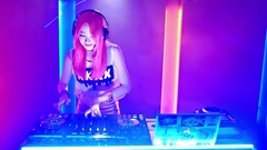 美女DJ打碟