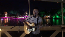 - 在桂林两江四湖桥上卖唱，这首粤语经典，听着有感觉