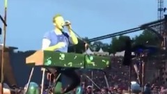 「能幫你伴奏嗎?」幸運歌迷被Coldplay邀上台演奏嗨翻全場 (中文字幕)