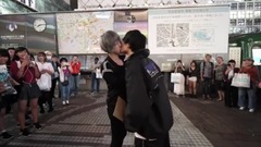 霓虹YouTuber在涉谷街头和100名同性接吻