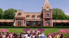 Johnny Depp Surprises Fans As Captain Jack Sparrow At Disneyland!