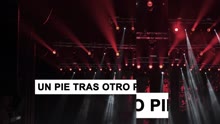 Un Pie Tras Otro Pie (En Vivo)