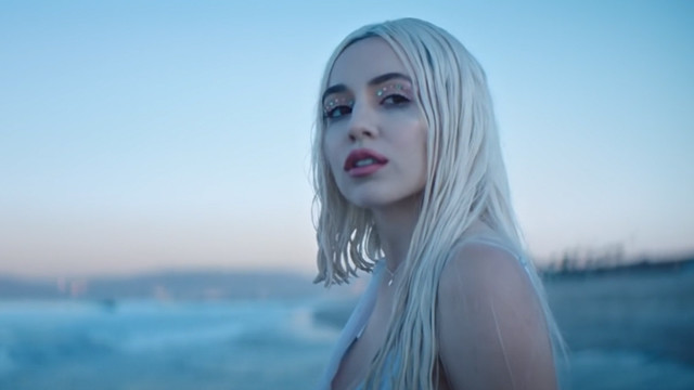 AvaMax - Freaking Me Out