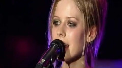 Avril Lavigne - Fall To Pieces