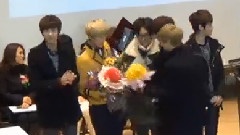 首尔艺术高中毕业典礼 哥哥们给世勋献花
