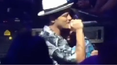 Bruno Mars - Bruno Mars Serenades 11-Year-Old Girl At Concert