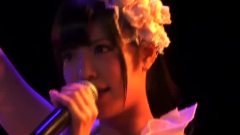 腕を組んで
