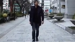 网络来了位东京倒走哥