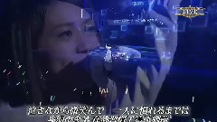 泣きながら微笑んで