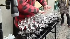 酒杯演奏动听乐曲