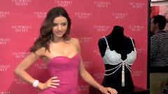 Miranda Kerr Est Sexy Pendant Une Seance Photo Pour Des Bikinis