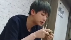 Jin推特更新 金硕珍吃猪蹄