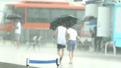 泰民淋雨中