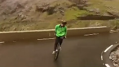 牛人极限自行车速降盘山路