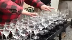 街头艺人酒杯演奏动听乐曲