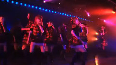 制服が邪魔をする