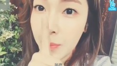 Jessica美美的看着镜头