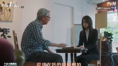 照相馆老板向安娜提起妈妈当初拍照的经过