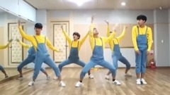 一群为“BANANA”疯狂的小黄人们的香蕉舞