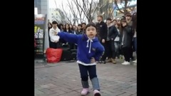 在首尔街头跳防弹Not Today的小女孩