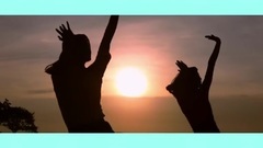 00后长腿女团复古俏皮出道曲_超清