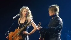 Taylor Swift and Johnny Rzeznik of the Goo Goo Dolls sing 'Iris'