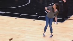這位正妹在 NBA 球場扔衣服到觀眾席,讓網友都驚呆了!