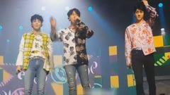 EXO IN 雅加达现场抽福利,撩得迷妹惊声尖叫!