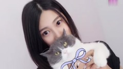 刘晓宇靓妞抱猫晒美照