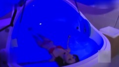 央视女主播三点式出镜 比基尼体验球员专用SPA