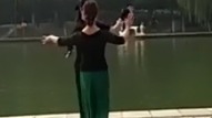 向远方挥挥手
