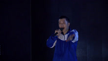 王栎鑫演唱经典歌曲《姐姐妹妹站起来》。嗨翻全场！