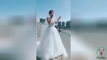  - 美丽新娘马路边唱最美婚礼