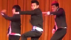 长直发的她