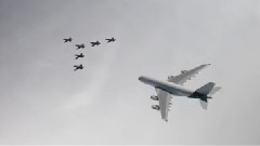 百年灵喷射团队和空客A380客机编队飞行