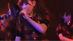 制服が邪魔をする