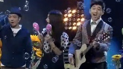 赤足走在田埂上