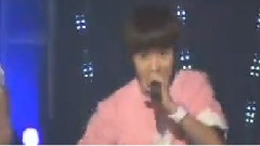 Taemin Dropped His Mic While Preforming Amigo