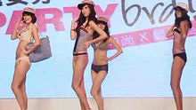  - 戴时尚帽美女活动现场热舞
