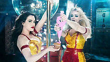 2 Broke Girls Spectacular - 2 Broke Girls... - Super Bowl...电视剧 《破产姐妹》 主题曲