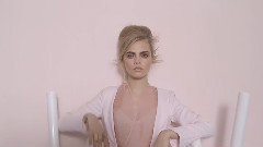 Cara Delevingne英国版VOGUE九月刊拍摄花絮